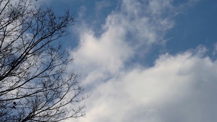 Flying clouds